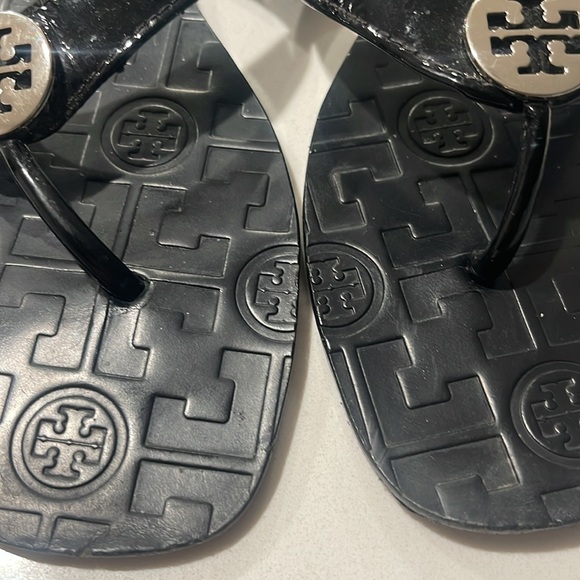 TORY BURCH (EUC) Women’s Black Patent Look Thong Sandals With Silver Logo Size 7 - Picture 3 of 11